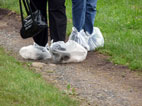 Plastiktüten über den Schuhen