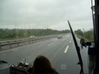 Blick aus dem Bus auf die Autobahn im Regen