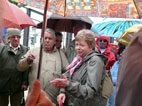Stadtführung im Regen, vorne Frau Gross mit Josef, links Bernd Kuhnert, hinten Marlene und Volkhard, Alwin