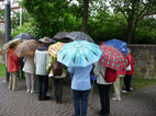 Touristengruppe aus Hanau unter Regenschirm