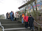 Pitschedabber gehen die Treppe an der Schule, vorne Udo und Josef in Somborn hinunter