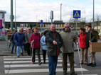 Pitschedabber beim Überqueren des Zebrastreifens am Hauptbahnhof: zu sehen sind von links Andreas, Alwin, Helene, Klaus, Peter, Margit und Achim. Helene und Peter sind von der BG Offenbach. 