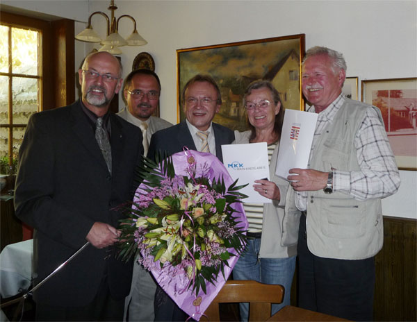 von links: Bürgermeister Scharf (Hasselroth), Joachim Becker, Landrat Erich Pipa, Marlene + Volkard Pritsch