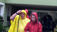Josef und Silvia mit Regenkleidung