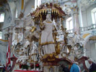 der Gnadenaltar in der  Mitte mit vielen Figuren und Goldverzierungen