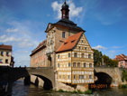 Rathaus mitten im Fluss