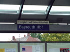 Schild am Bahnhof:  Festdpiel- und Universitätsstadt Bayreuth Hbf