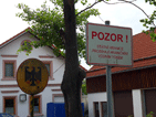 an der deutsch-tschechischen Grenze: im Hintergrund Schild Bundesrepublik Deutschland, vorne tschechisches Schild