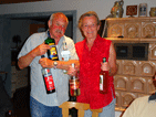 Franz und Marlene mit diversen Schnapsflaschen