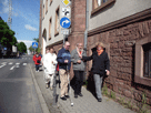 in der Mühlstraße kurz hinter dem Freiheitsplatz: Alwin, Bernd, Angela