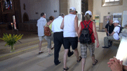 Achim, Margit, der Führer, Volkhard und Marlene beim Abschreiten der Kirche