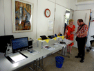 kleine Hilfsmittelausstellung im "Haus am Steinheimer Tor", im Hintergrund Silvia mit Vertreter des Hanauer Anzeiger