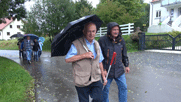 die Gruppe mit Regenschirm, vorne Werner und Franz