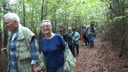 Pitschedabber gehen durch den Wald auf einem schönen Waldweg, vorne Volhard und Marlene
