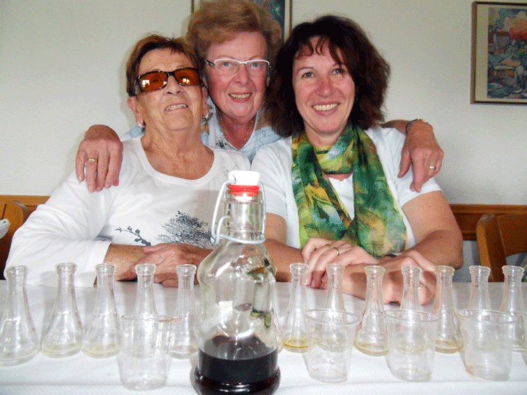 Mutter und Tochter Bauer mit Ingrid hindeter einer Reihe jugoslawischer Sliwovic-Gläser