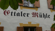 Schrift auf der Hauswand "Ettaler Mühle"