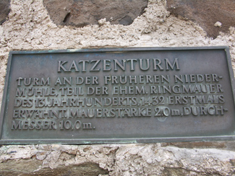 Schild am Katzenturm: Turm an der früheren Niedermühle, Teil der ehemaligen Ringmauer des 13.Jh. 