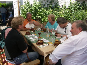 Jörg, Josef, Inge mit Begleitung, Busfahrer am Tisch