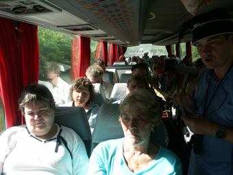 im Bus: Inge Kultau mit Begleiterin, Annette, Michael u.a.