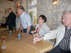 bei der Sektprobe am Tisch: von links Udo, Erik, Klaus, Karin und Peter