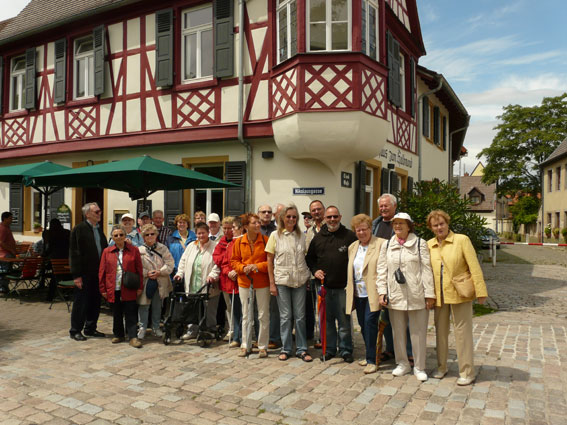 Gruppenbild vor dem Restaurant "Zum Halbmond", in dem zum Mittag eingekehrt wurde.