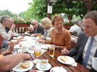 am Tisch: Heinrich, Gerlinde, Margit und Herr  Degen als Vertreter von Landrat Pipa