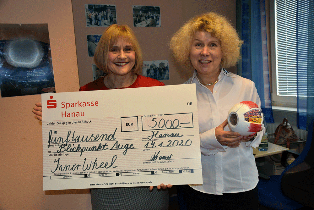 Frau Dr.Carola Kromer und Silvia Schäfer, Frau Kromer hält den Scheck, Silvia das Modell eines Auges.