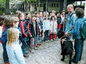 Jörg und Annette mit Hippie und den Kindern auf dem Schulhof