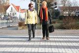 Die Blindenstöcke sind  für Gabi Krack (links) und Silvia Schäfer  eine wichtige Hlife im Alltag. Die beiden Frauen aus Bad Soden-Salmünster leiden an einer Netzhauterkrankung und verfügen nur noch über eien geringen Sehrest. Foto: Dorothee Müller