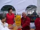 Inge, Anneliese, Franz am Biertisch mit Pitschedabberwimpel