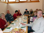 Pitschedabber beim Frühstück: rechts Andreas, Gerlinde, links Reinhilde, Volhard, Anneliese, Franz, hinten Ede