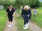 Dagmar und Silvia mit "Plastikfüßen"