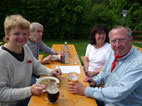 am Biertisch: Angela, Bernd, Reingard, Klaus