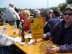 am Biertisch: Silvia, Adele, Friedrich. Auf dem Tisch der Pitschdabberwimpel.