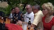 im Garten am Biertisch von rechts: Silvia, Ede, Alwin, Klaus, Reingard