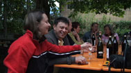 im Garten am Biertisch: von links Gaby, Axel, Margit, Christa, Marlene