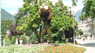 Figur des Atlas aus Buchsbaum auf der Winterpromenade