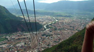 Blick aus der Seilbahn auf Bozen