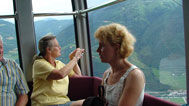 Marlene und Silvia in der Seilbahn