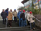 Pitschedabber gehen die Treppe an der Schule in Somborn hinunter, vorne Reinhilde