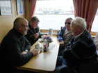 in der Kajüte am Tisch: Udo, Jörg, Heinrich, Wilfried