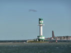 Blick auf Leuchtturm und Marineehrenmal in Laboe