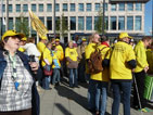 die Teilnehmer versammeln sich auf dem Bahnhofsvorplatz