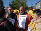 Jörg, Udo und Karin mittendrin mit unseren Schildern. "Haltet uns den Weg frei