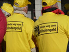 gelbe t-Shirts mit Aufdruck: Hände weg vom Blindengeld