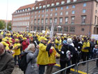 Blick von der Bühne auf Demonstranten