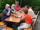 im Biergarten: Josef, Silvia, Brigitte, Margit und Achim