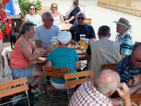 im Biergarten um den runden Tisch: Marlene, Volkhard, Heinrich, Reinhilde, Ede und Gabi