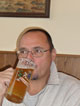 Achim beim Biertrinken