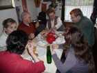 beim Frühstück: Regina, Edgar, Ingrid, Andreas, von hinten Anneliese und Enkelin Elisa